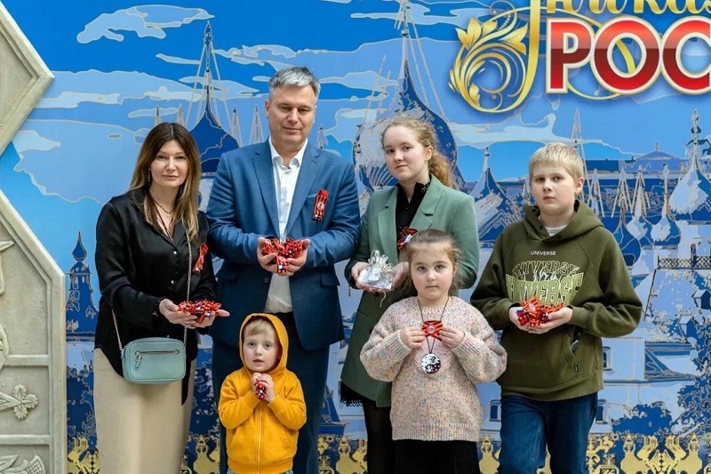 Валерий Богомолов с семьей.jpeg